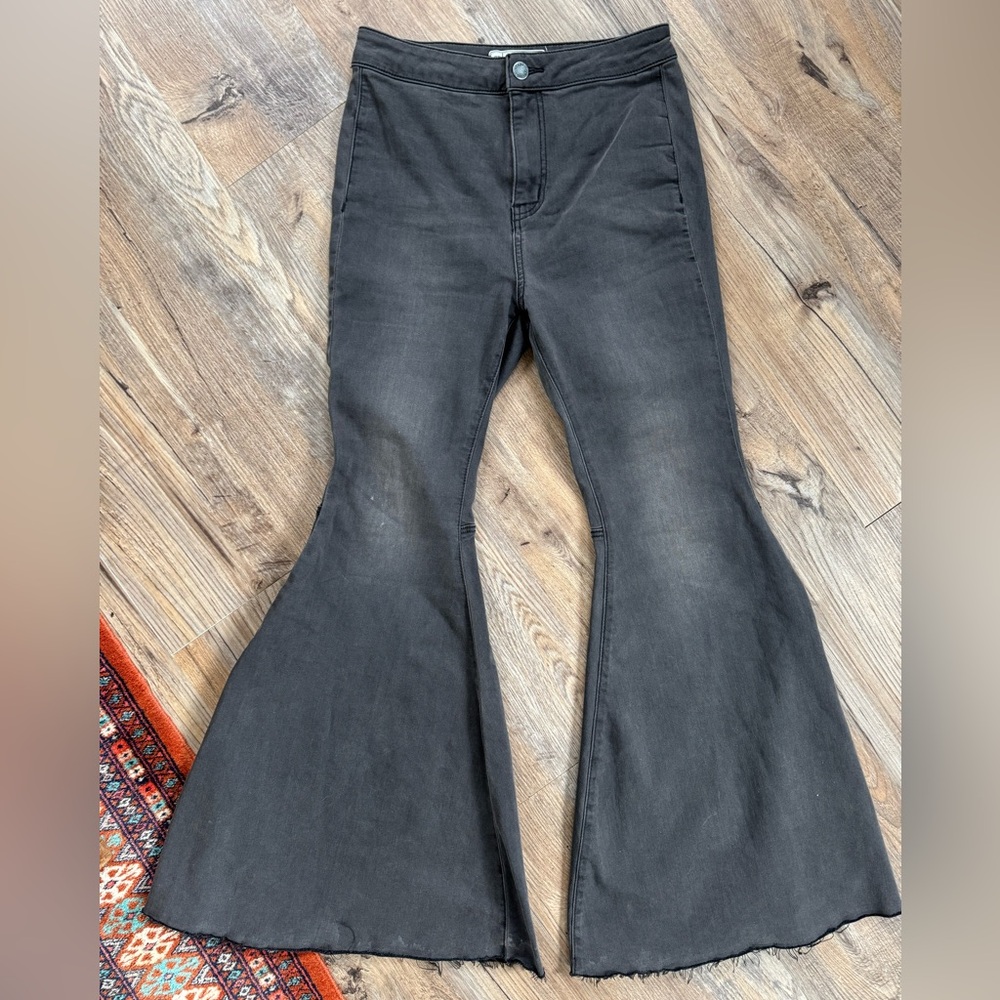 Free People Jeans Just Float On Flare Stretch Black
Raw Bellbottom Size 28 Short